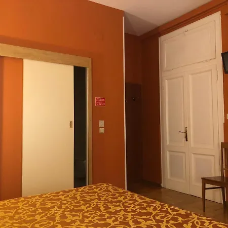 Eden Hotel *