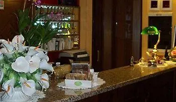 Eden Hotel *