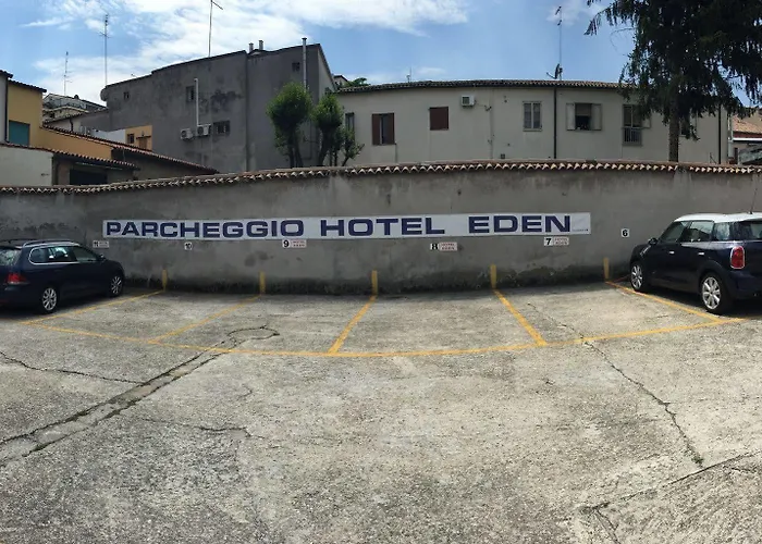 Eden Hotel *